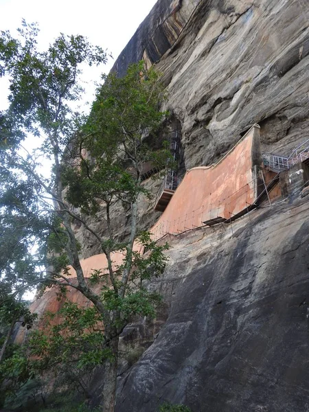 Reruntuhan Istana Kerajaan di atas batu singa, Sigiriya, Sri Lanka, Situs Warisan Dunia UNESCO — Stok Foto