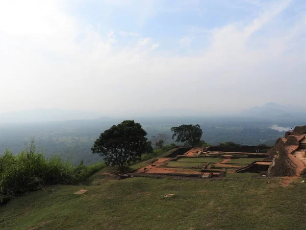 Ruinas del Palacio Real sobre roca de león, Sigiriya, Sri Lanka, Patrimonio de la Humanidad por la UNESCO — Foto de Stock