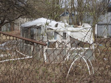 Küçük Rus köyünde terk edilmiş ahşap ev yıkıldı.