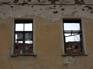 Moskova yakınlarındaki Grebnevo köyünde baharda eski bir eski kırmızı tuğla ve alçı bina kalıntıları, Rusya.