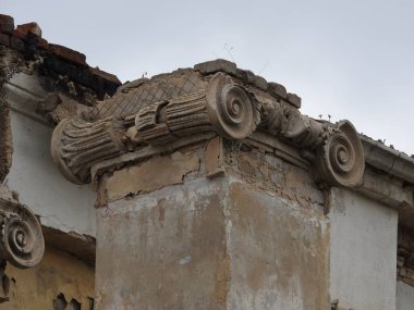 Moskova yakınlarındaki Grebnevo köyünde baharda eski bir eski kırmızı tuğla ve alçı bina kalıntıları, Rusya.