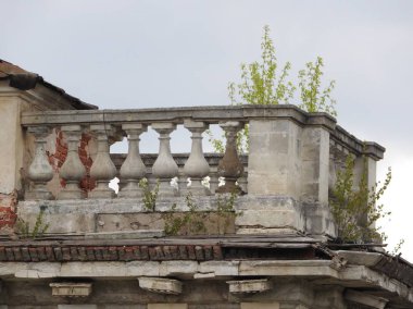 Moskova yakınlarındaki Grebnevo köyünde baharda eski bir eski kırmızı tuğla ve alçı bina kalıntıları, Rusya.