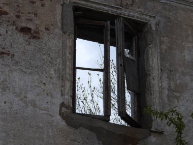 Moskova yakınlarındaki Grebnevo köyünde baharda eski bir eski kırmızı tuğla ve alçı bina kalıntıları, Rusya.