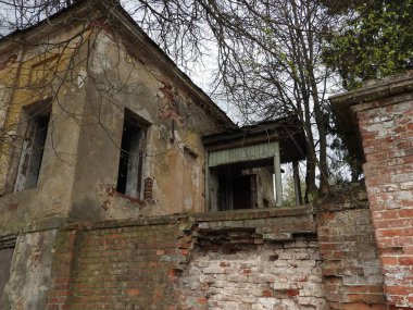 Moskova yakınlarındaki Grebnevo köyünde baharda eski bir eski kırmızı tuğla ve alçı bina kalıntıları, Rusya.