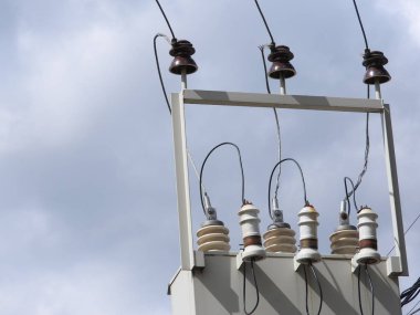 Gökyüzündeki elektrik kutusundaki kablolar..