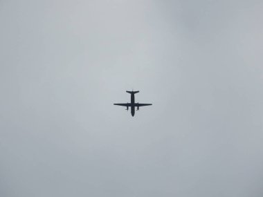 Uçak kasvetli bulutlu bir gökyüzünde uçar, Moskova bölgesi.