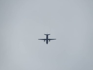 Uçak kasvetli bulutlu bir gökyüzünde uçar, Moskova bölgesi.