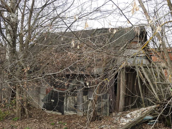 छोटे रूसी गांव में छोड़ दिया नष्ट लकड़ी का घर . — स्टॉक फ़ोटो, इमेज