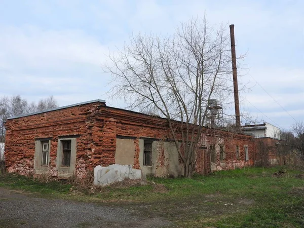 Verlaten vernietigd houten huis in kleine Russische dorp. — Stockfoto