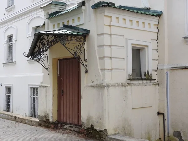 Puerta de entrada de un viejo edificio en ruinas, la vieja puerta de entrada . — Foto de Stock