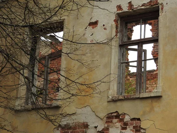 Ruïnes van een oude rode bakstenen en gebouw in het voorjaar in het dorp Grebnevo in de buurt van Moskou, Rusland. — Stockfoto