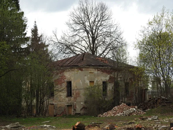 Ruínas de um velho edifício de tijolo e gesso vermelho na primavera na aldeia de Grebnevo perto de Moscou, Rússia . — Fotografia de Stock