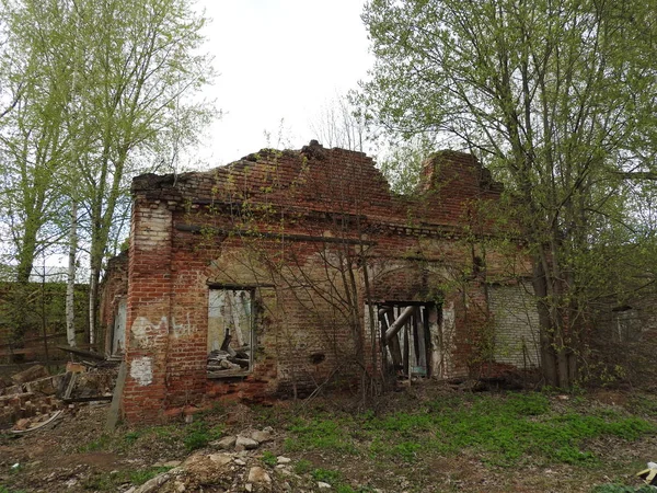 俄罗斯莫斯科附近的格雷布内沃村春天的一座旧红砖和石膏建筑的废墟. — 图库照片