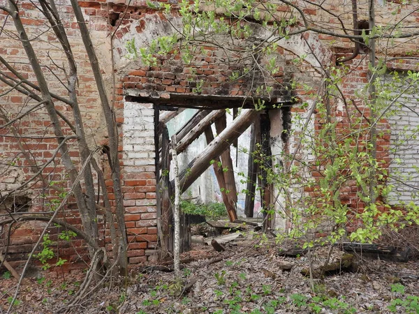 モスクワ、ロシアのグレブネヴォ村の春に古い赤レンガと石膏の建物の遺跡. — ストック写真