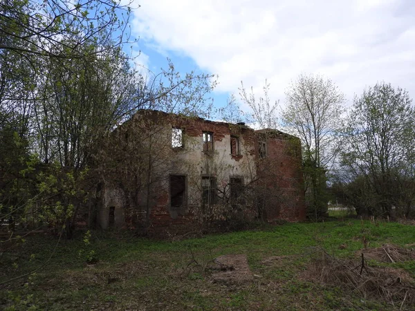 Ruiny starej, czerwonej cegły i tynku na wiosnę w miejscowości Grebnevo w pobliżu Moskwy, Rosja. — Zdjęcie stockowe