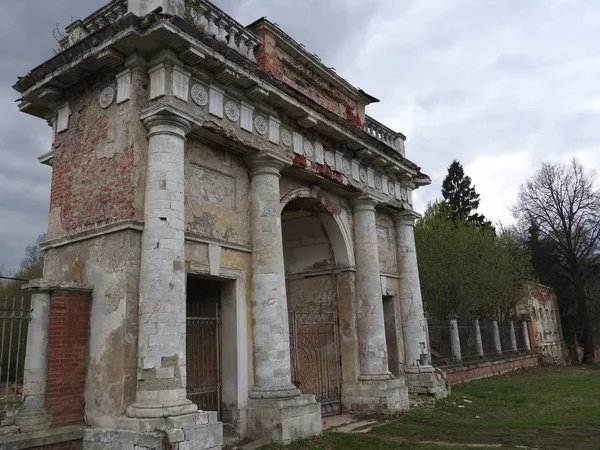 モスクワ、ロシアのグレブネヴォ村の春に古い赤レンガと石膏の建物の遺跡. — ストック写真