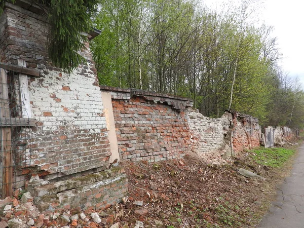 De ruïnes van een oude rode bakstenen hek, in het voorjaar in het dorp Grebnevo in de buurt van Moskou, Rusland. — Stockfoto