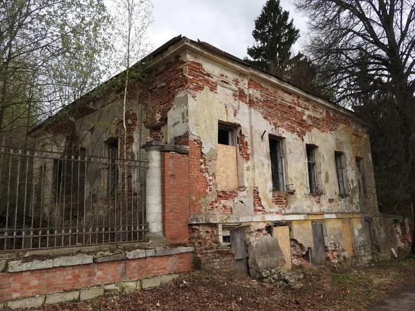 Rovine di un vecchio edificio in mattoni rossi e intonaco in primavera nel villaggio di Grebnevo vicino a Mosca, Russia . — Foto Stock