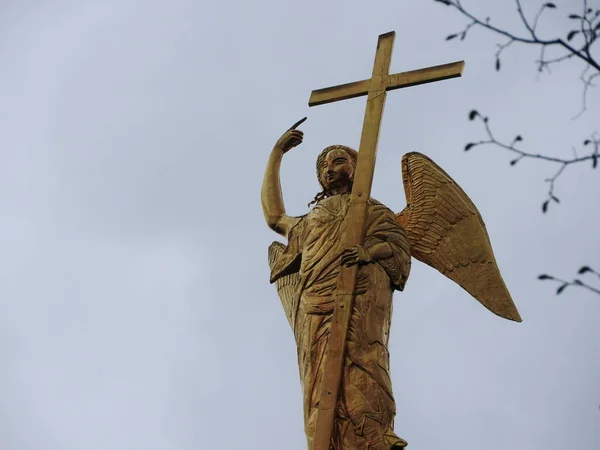 Igreja bonita perto da água na propriedade Grebnevo na região de Moscou. A figura do Arcanjo segurando a cruz na cúpula. Tal finial é único e o único no mundo . — Fotografia de Stock