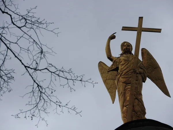 Igreja bonita perto da água na propriedade Grebnevo na região de Moscou. A figura do Arcanjo segurando a cruz na cúpula. Tal finial é único e o único no mundo . — Fotografia de Stock