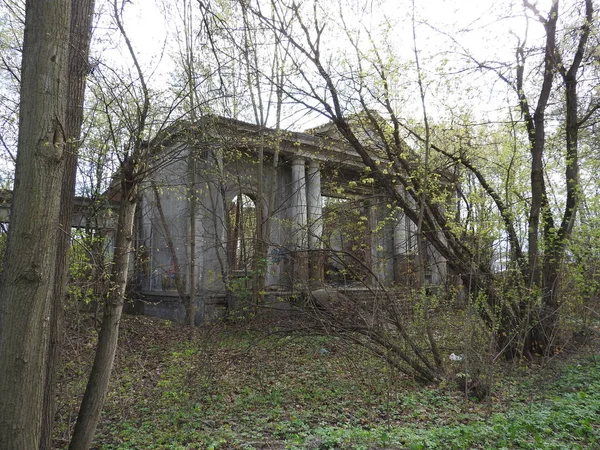 Die Ruinen der Gutssiedlung, das Dorf Swerdlowsk, Oblast Moskau. — Stockfoto