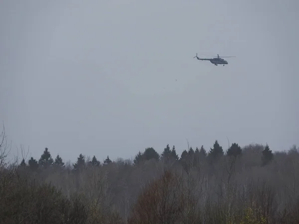 O helicóptero voa em um céu nublado sombrio, região de Moscou . — Fotografia de Stock