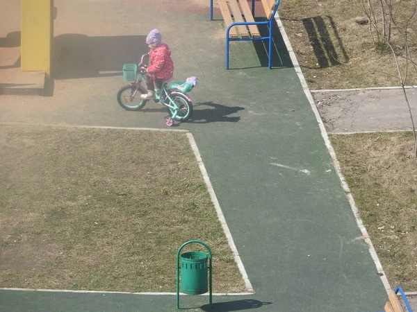 Dzieci jazda na rowerze po południu na zewnątrz plac zabaw. — Zdjęcie stockowe