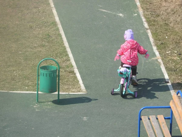 Ciclismo infantil por la tarde en el patio al aire libre . — Foto de Stock