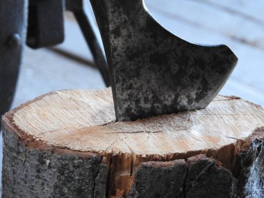 Ahşap kesiciler tahta kenevirde, ahşap işçiliğinde, ormanların kesilmesi keskin bir balta, odun kesmek için balta, paslı ama çok keskin bir ormancının baltası ya da marangozun baltası, baltayla saplanmış..