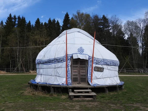 Traditionell Kazakiska jurta, klar solig dag på sommaren. — Stockfoto