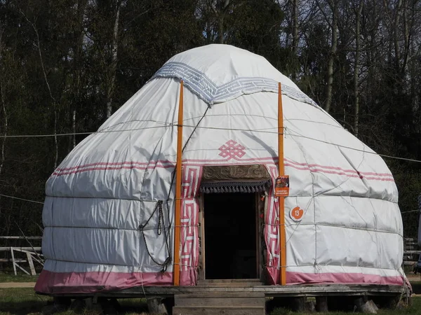 Güzel mavi gökyüzü arka plan ile bozkırüzerinde Batı Moğollar için yurt geleneksel göçebe evlerin Peyzaj. — Stok fotoğraf