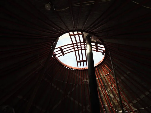 Moğol Yurt.Vintage difan desenleri tavan ve duvarların ulusal geleneksel dekorasyon. Yurt'un dekorasyonu. Etnik arka plan, Altın Horde olarak desenleri ile Ahşap çerçeve.
