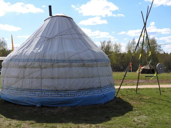 Traditionell Kazakiska jurta, klar solig dag på sommaren. — Stockfoto