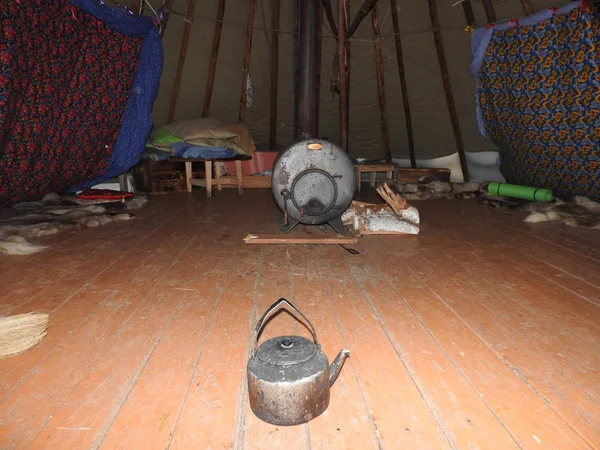 Nenets maison de la peste, construit avec un grand nombre de pôles dans le centre de l'arbre, l'intérieur de la peste, décoration . — Photo