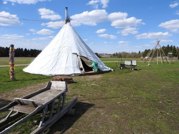 Capanna di pastori di Nenets per l'estate su un prato, durante una giornata limpida — Foto Stock