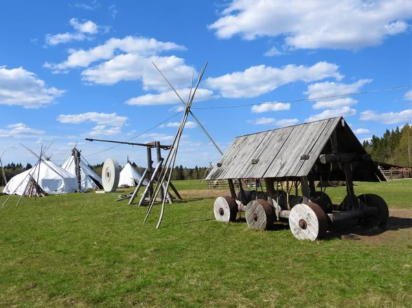 Nenets bergers cabane pour l'été sur une prairie, par temps clair — Photo