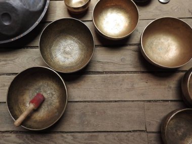 Tibet şarkı kase ve meditasyon için diğer dini ritüel aletleri.