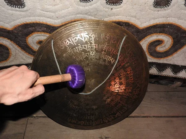 A musical instrument for playing religious music in shamanistic or Buddhist temples. Gong for music performance
