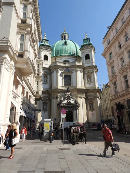 Viena, Austria-29.07.2018: interior de la iglesia de San Pedro Peterskirche, iglesia parroquial barroca católica en Viena, Austria. Inspirado en la Basílica de San Pedro en Roma, 1733 — Foto de Stock