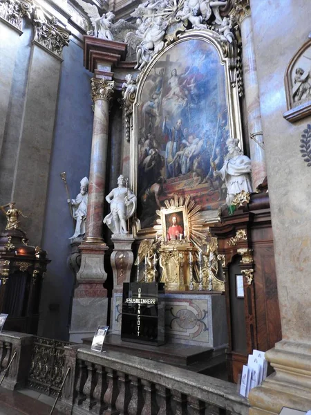 Wiedeń, Austria-29.07.2018: wnętrze kościoła św Piotra Peterskirche, barokowy kościół parafialny rzymskokatolicki w Wiedniu, Austria. Zainspirowany Bazyliką Świętego Piotra w Rzymie, 1733 — Zdjęcie stockowe