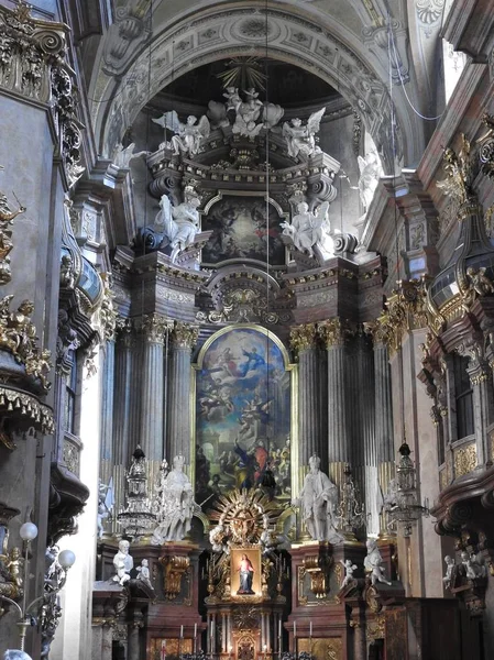 Wiedeń, Austria-29.07.2018: wnętrze kościoła św Piotra Peterskirche, barokowy kościół parafialny rzymskokatolicki w Wiedniu, Austria. Zainspirowany Bazyliką Świętego Piotra w Rzymie, 1733 — Zdjęcie stockowe