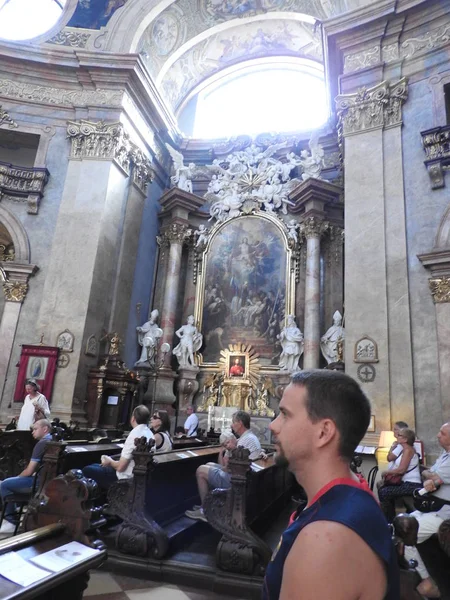 Vienna, Austria-29.07.2018: interior of St. Peter Peterskirche Church, Baroque Roman Catholic parish Church in Vienna, Austria. Inspired by St. Peter's Basilica in Rome, 1733 — Stock Photo, Image