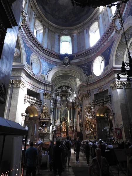 Wiedeń, Austria-29.07.2018: wnętrze kościoła św Piotra Peterskirche, barokowy kościół parafialny rzymskokatolicki w Wiedniu, Austria. Zainspirowany Bazyliką Świętego Piotra w Rzymie, 1733 — Zdjęcie stockowe