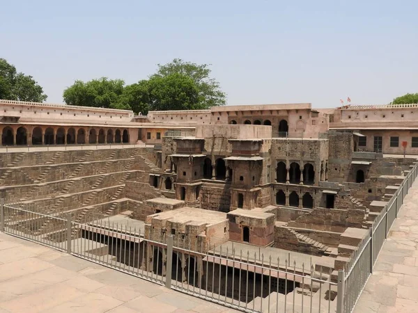 Chand Baori Tja, stepwell i Abhaneri Village nära Jaipur, Rajasthan. Chand Baori byggdes av kung Chanda av Nikumbha-dynastin, Indien. — Stockfoto