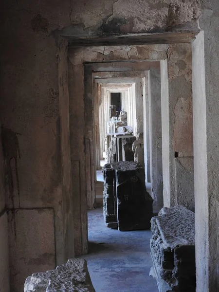 インド、ラジャスタン州アブバネリ村の古代チャンド・バオリ・ステップで信じられている10世紀の彫刻石のクローズアップ. — ストック写真