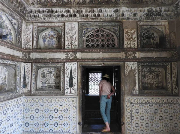 Frau Rückansicht, Gesicht nicht sichtbar, bewundernd das Grab von itimad-ud-daul, kleines taj mahal, agra, indien. — Stockfoto