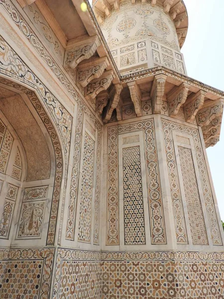 Grób Itimad-ud-Daul, szczegóły w pobliżu Small Taj Mahal, Agra, Indie. — Zdjęcie stockowe