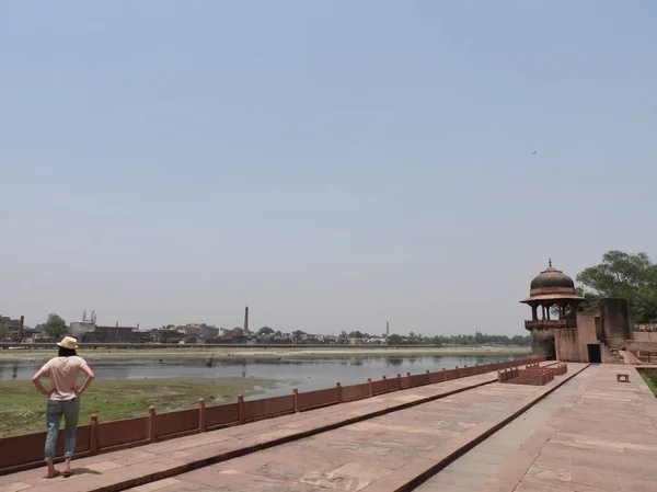 Mulher vista para trás, rosto não visível, admirando o túmulo de Itimad-UD-Daul, pequeno Taj Mahal, Agra, Índia . — Fotografia de Stock