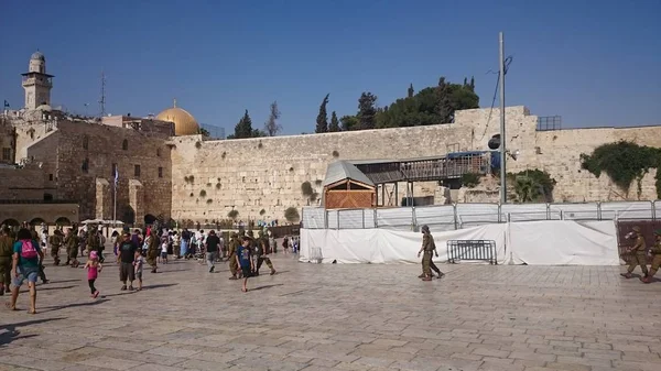 JERUSALEM, ISRAEL - 31.08.2015: La muralla del antiguo templo de Israel en Jerusalén. Construido por Herodes el Grande en el Monte del Templo. El lugar más sagrado del judaísmo . — Foto de Stock