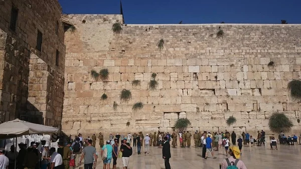 JERUSALEM, ISRAEL 31.08.2015: O muro das lamentações do antigo templo de Israel em Jerusalém. Construído por Herodes, o Grande, no monte do Templo. O lugar mais sagrado do judaísmo . — Fotografia de Stock
